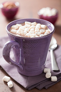 紫色杯子含有小棉花糖的牛奶图片