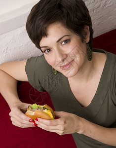 汉堡快乐时间女吃芝士汉堡午餐图片