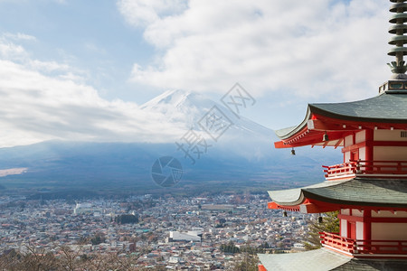 红塔以藤山景观和亚马纳希市为背景图片