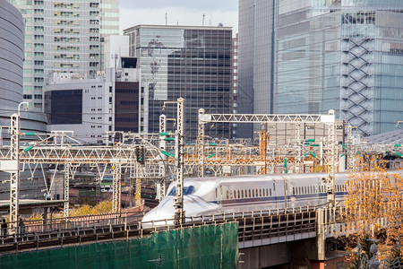 在日本东京金扎附近的Yurakuchi带天线的际铁路用于运输背景图片