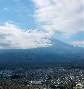 日本Yamarashi山矢中湖的藤福三山全景图片