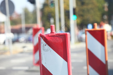 封闭式警告标志公路图片