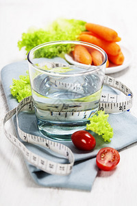 新鲜蔬菜和测量带饮食和健康概念白与图片
