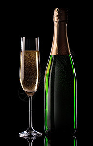黑色背景的杯子和一瓶香槟图片