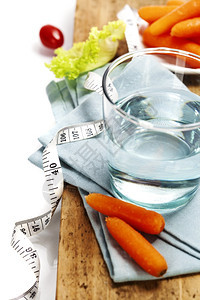 新鲜蔬菜和测量带饮食和健康概念白与图片