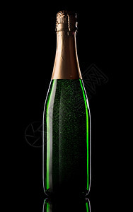 黑色背景的绿香槟瓶图片