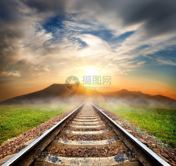 在美丽的日出通往山丘的铁路图片