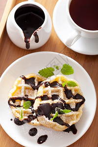 比利时华夫饼配巧克力和早餐糖粉巧克力图片