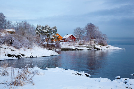 挪威冬季峡湾景观多姿彩的房屋图片