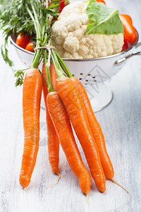 新鲜胡萝卜和蔬菜图片