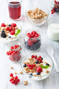 健康早餐酸奶和果汁图片