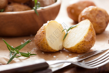 烤土豆和迷迭香图片