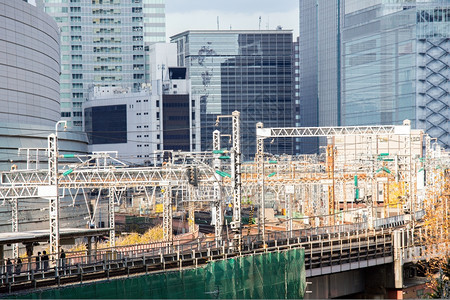 在日本东京金扎附近的Yurakucho带天线的铁路用于运输背景图片
