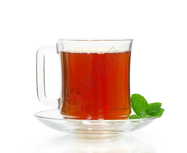 在茶杯中用叶子薄荷茶与白色背景隔绝图片