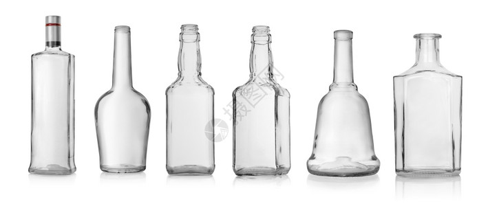 空伏特加和威士忌瓶的拼凑孤立在白色上图片