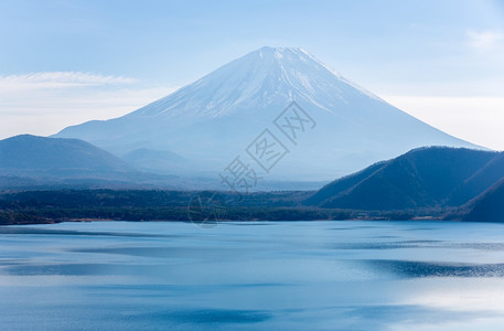 日本Yamanashi与Motosu湖的藤井福三山图片