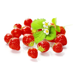 草莓特写在白色背景中隔离的草莓背景