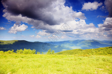 山中美丽的夏日风景蓝天空云布兹扎迪波兰图片