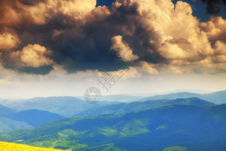山丘美丽的夏季风景在山的黑暗天空中乌云布兹扎迪波兰图片