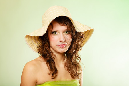 春或夏概念穿着帽子和绿色衣的卷发女孩肖像演播室拍摄图片