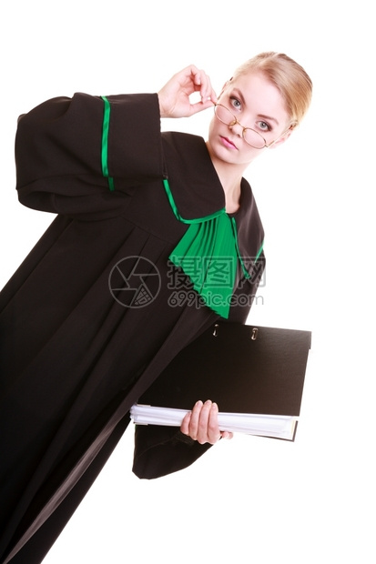 法院或司概念年轻女律师身着经典美油波兰黑色绿袍的年轻女律师带有档案文件夹或白背景孤立的档案材料图片