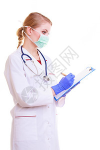 戴面罩和白大衣的妇女带听诊器的医生或护士在剪贴板上用笔写字的医生或护士被隔离医疗保险的务人员图片