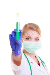 身戴面罩和白大衣的妇女被注射器隔离的医生或护士疗保险的务人员图片