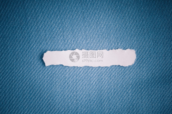 白色撕破或碎纸条标的一块碎片关于海军蓝织物纺品材料背景的文字信息空白副本格图片