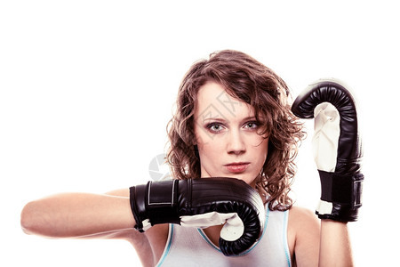 拳击手或解放思想概念身戴黑手套的拳击女运动员健身训练拳击显示她的权力支配白种背景孤立无援背景图片