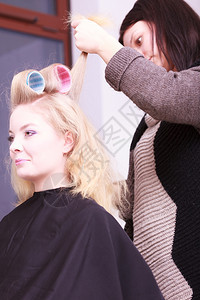 美容院的年轻女发师的女郎背景图片