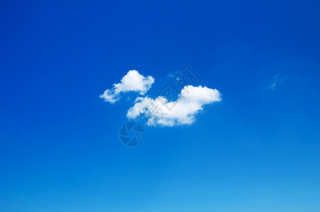 蓝天空背景云雾微小背景图片