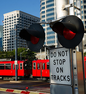 城市下铁路穿透轻警示信号图片