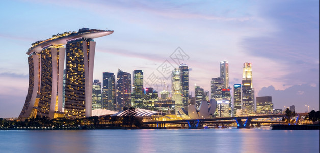 新加坡城市全景风黄昏时中心天际摩大楼图片