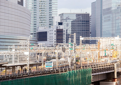 在日本东京金扎附近的Yurakucho带天线的铁路用于运输背景图片