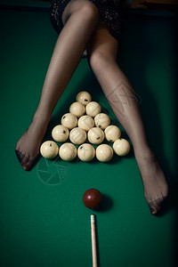BilliardBilliard球瞄准感女穿丝袜的双腿图片