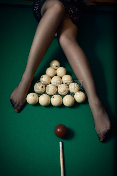 BilliardBilliard球瞄准感女穿丝袜的双腿图片