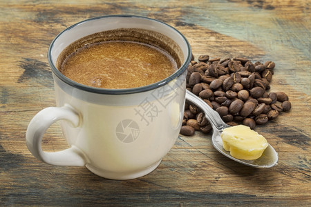 一杯新鲜的脂肪咖啡含黄油和椰子由食物制成的饮概念背景图片