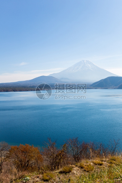 日本Yamanashi与Motosu湖的藤井福三山图片