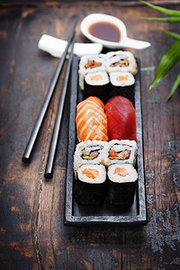 寿司和木本底的筷子图片
