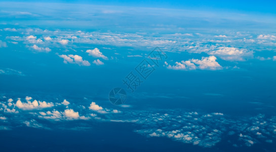 在天空中飞机窗口的平面视图图片
