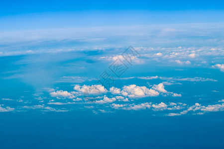 在天空中飞机窗口的平面视图图片