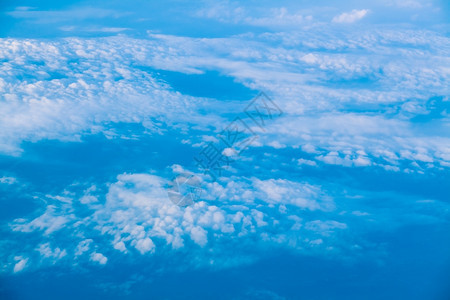 在天空中飞机窗口的平面视图图片