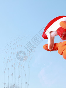 用喷雾洗涤剂橙色手套清洗窗户图片