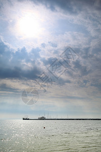 波兰罗的海面和码头上空的蓝色天图片