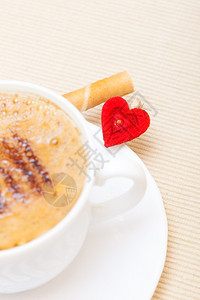 白杯热饮喝咖啡卡布奇诺拿铁果冻甜华夫饼卷棒奶油和红心爱符号情人节39日工作室拍摄图片