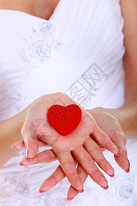 穿白裙子的新娘女手带着订婚或结戒指的红心盒图片