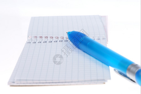 笔记本和蓝色的笔图片