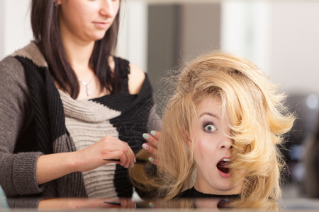 美容院的年轻女子发型风格图片