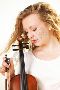 金发女孩音乐情人的肖像带着小提琴在海滩上图片