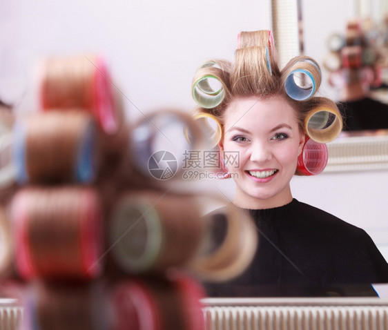 美容院的快乐女人肖像美容院金发女图片